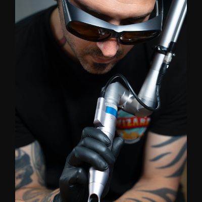 Photo by Aitor Tattookiller on July 17, 2024. May be an image of 1 person, tattoo, glasses and blower.